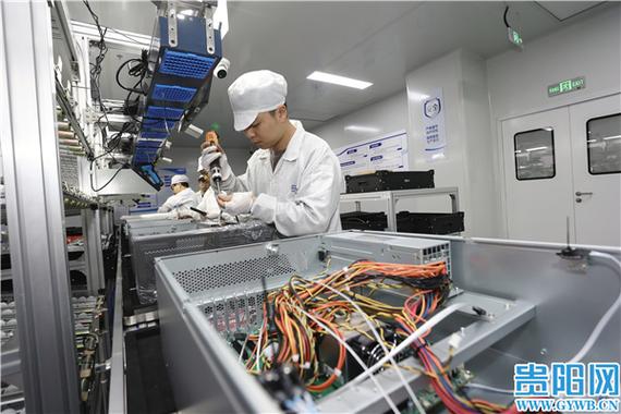智能算力产品智造基地,技术工人正在无尘生产车间生产线上赶制订单